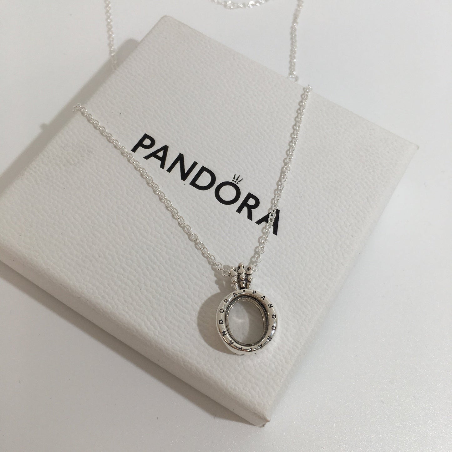 Colar O da Coroa Lockets