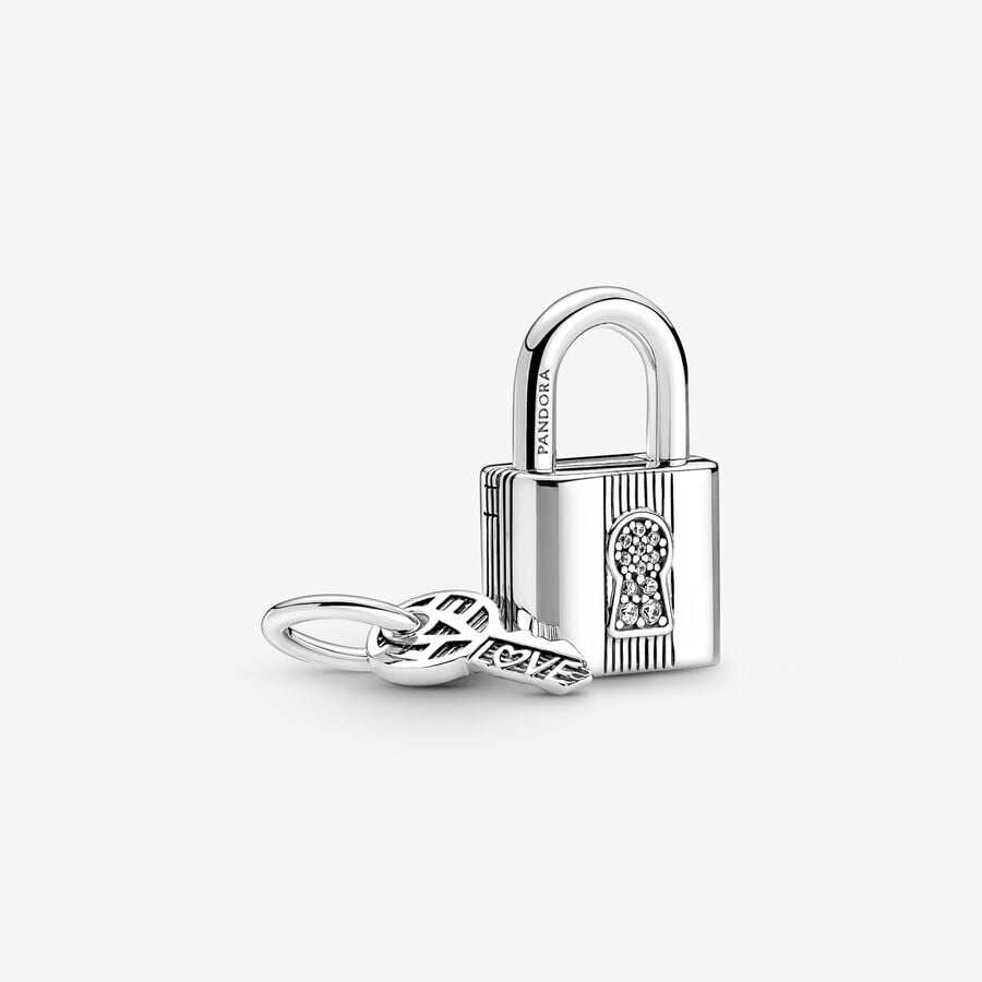 Pulseira com fecho de coração e conjunto de charms
