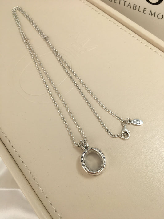 Colar O da Coroa Lockets