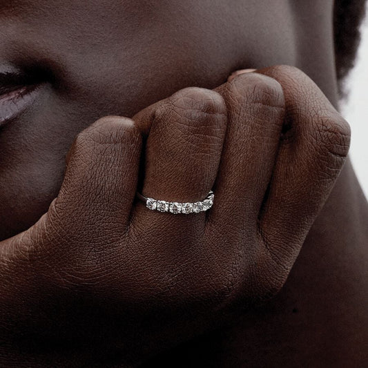 Anel de Banda Radiante com Moissanite