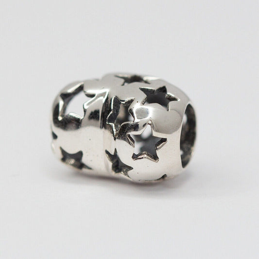 Charm de prata coração vazado com estrelas vazadas