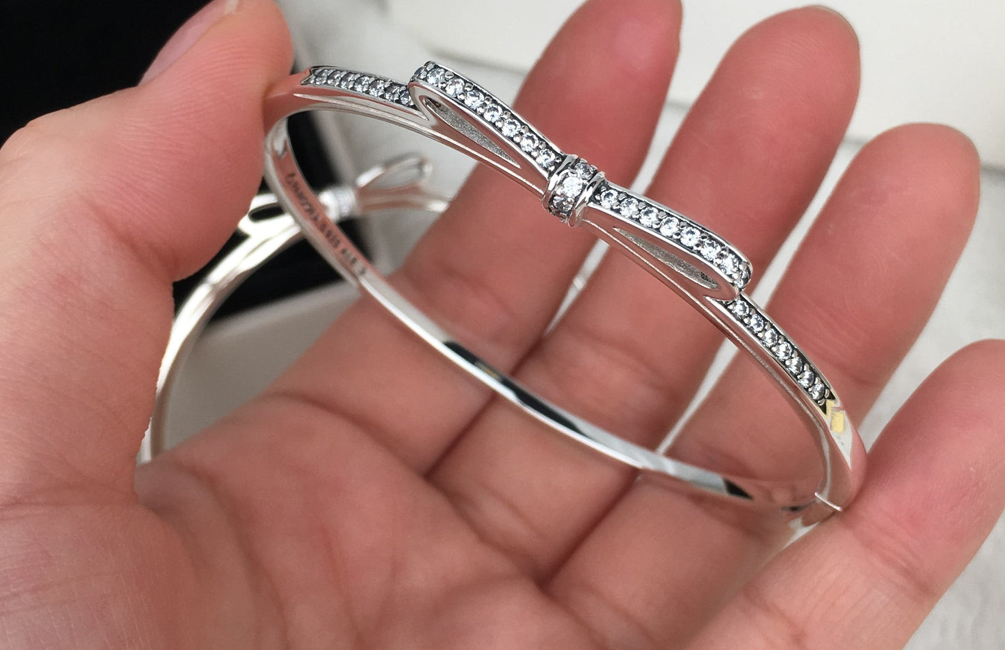 Pulseira Rígido Laço Brilhante