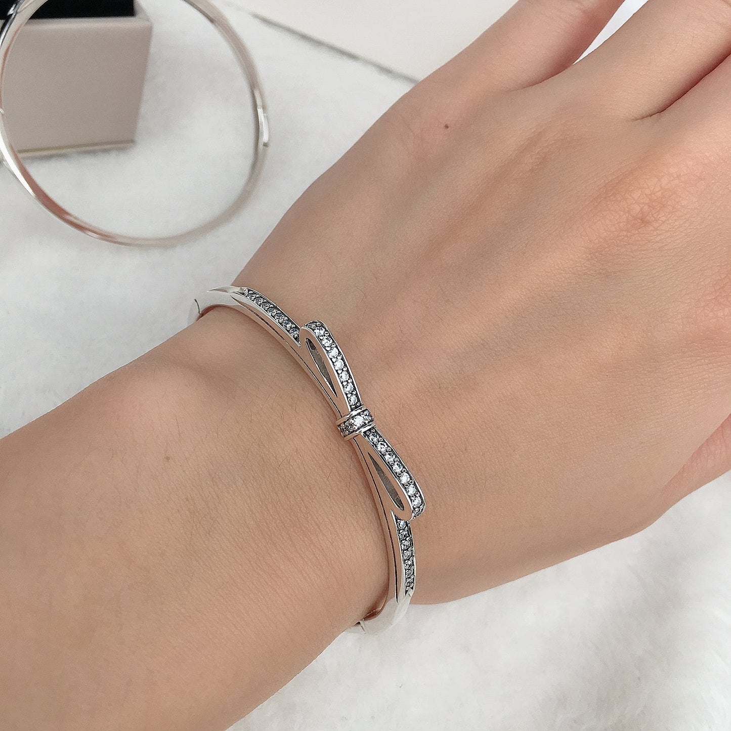 Pulseira Rígido Laço Brilhante