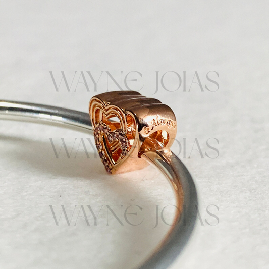 Charm Amuleto de corações de amor entrelaçados