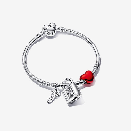 Pulseira com fecho de coração e conjunto de charms