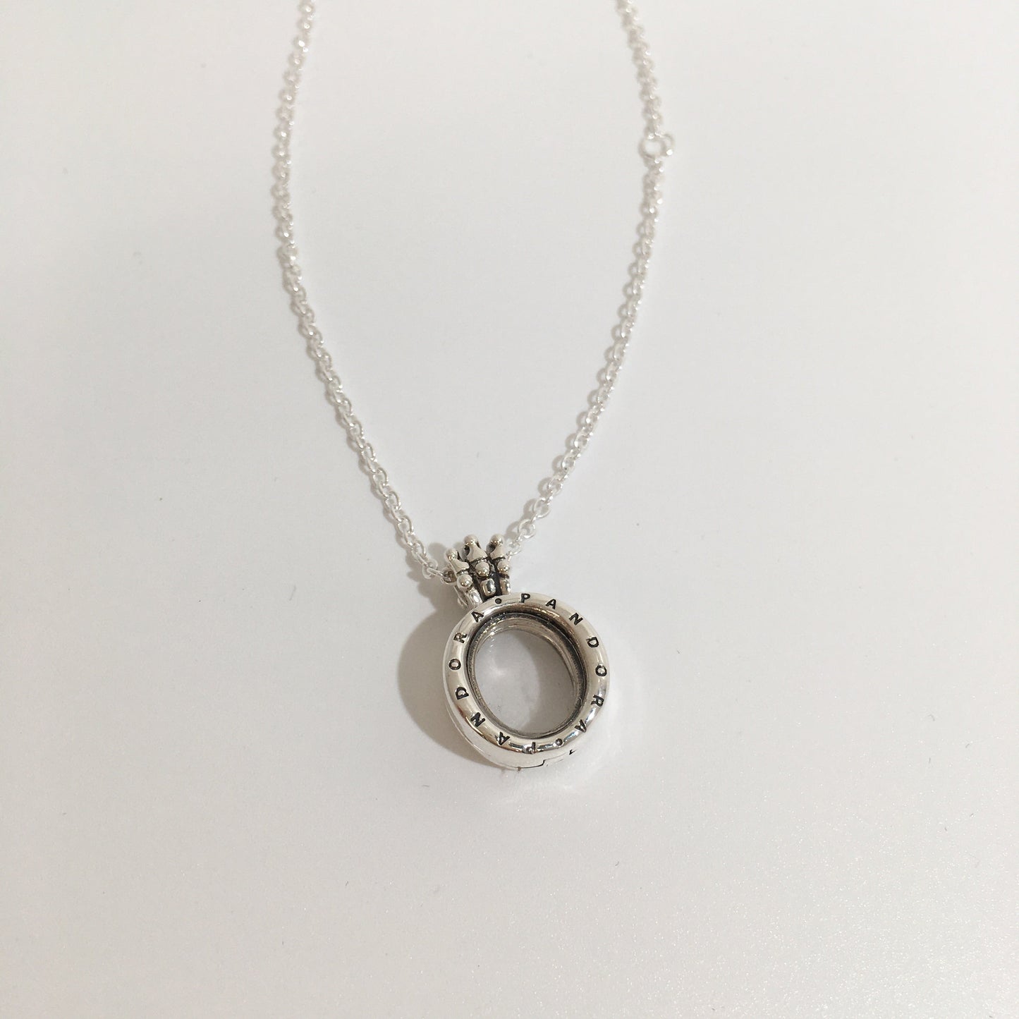 Colar O da Coroa Lockets