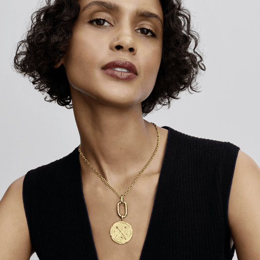 Charm Medalhão Flechas Dourado