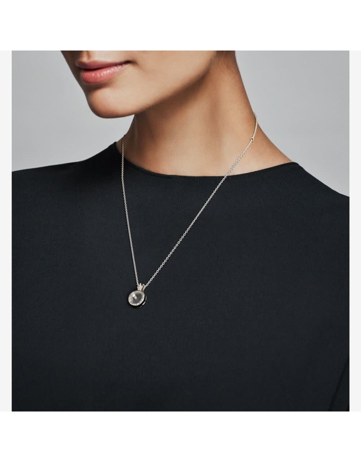 Colar O da Coroa Lockets