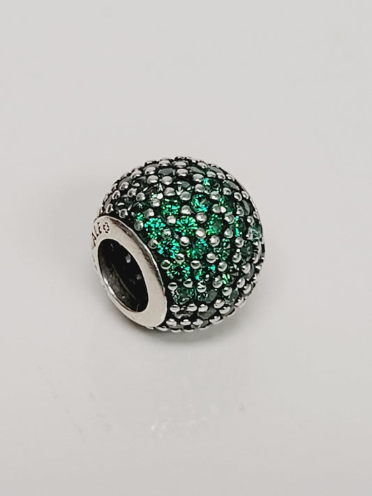 Charm pavé verde